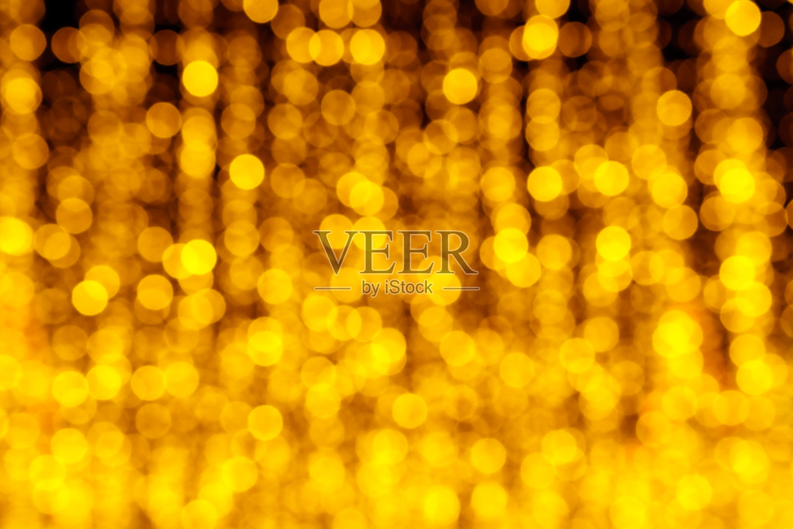 模糊的节日花环和发光的灯泡在夜空的背景下。照片摄影图片