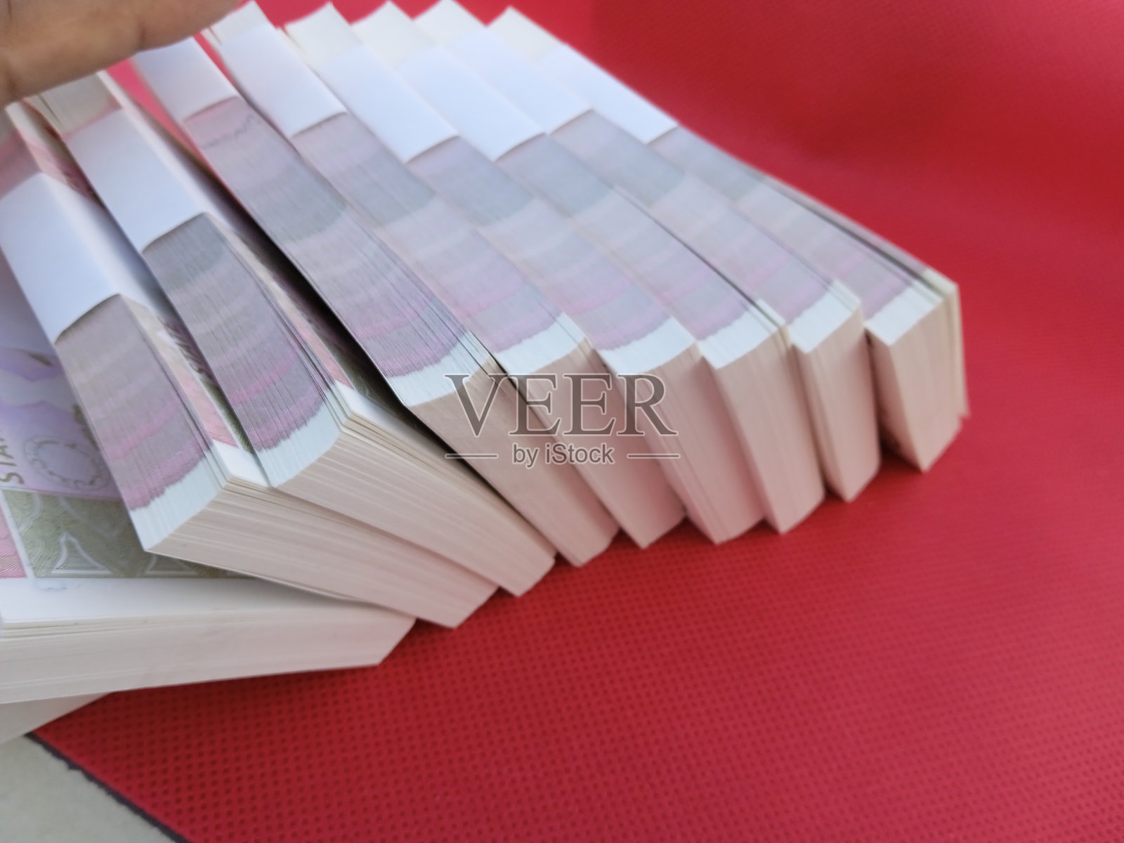 一束巴基斯坦货币，巴基斯坦的10卢比钞票，巴基斯坦的10卢比钞票。成堆的巴基斯坦货币捆绑照片摄影图片