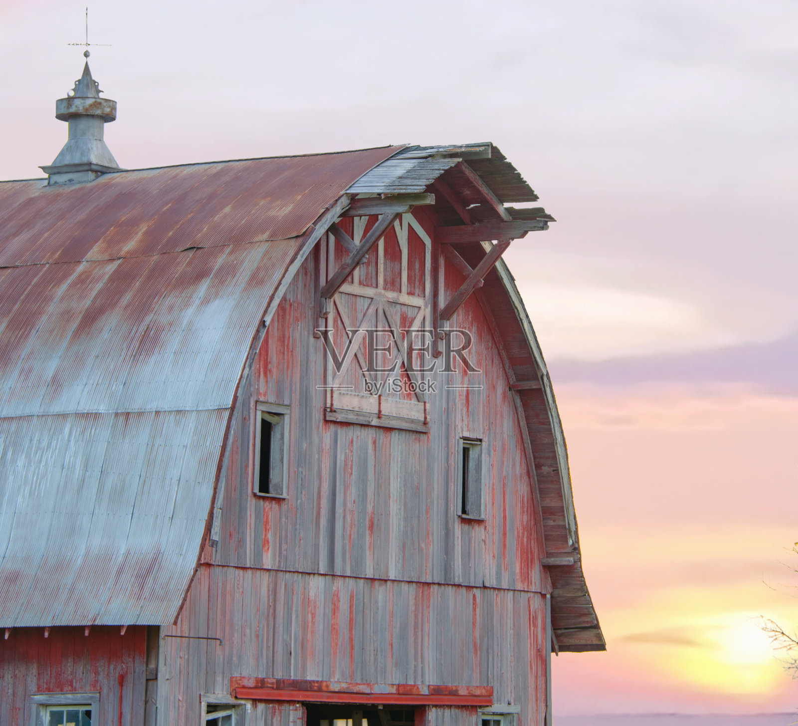 老风化红谷仓在日出-霍华德县，印第安纳州照片摄影图片