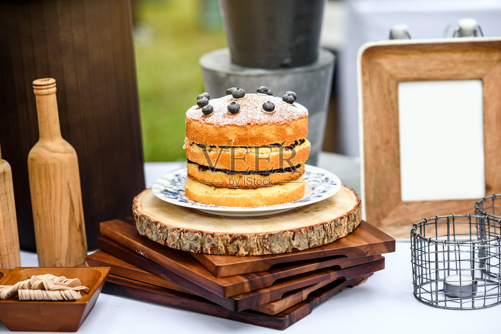 婚礼餐桌上装饰的复古蓝莓裸蛋糕照片摄影图片