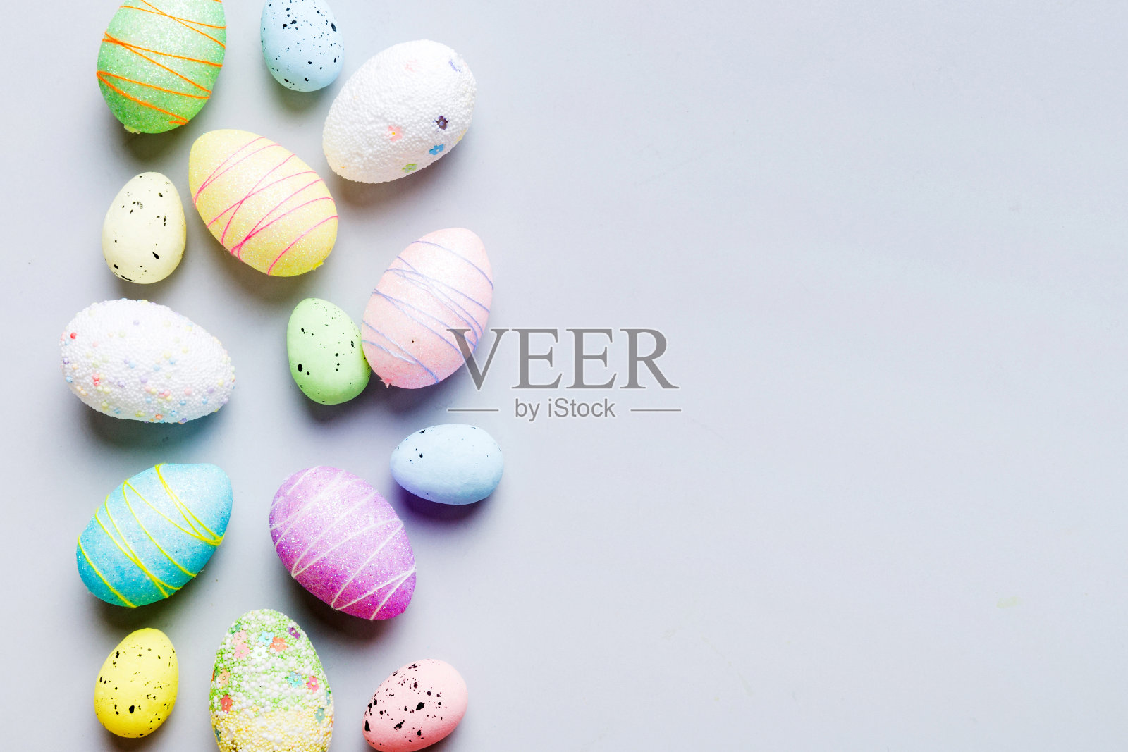 彩色背景装饰复活节彩蛋。复活节彩蛋收藏的顶部视图与复制空间照片摄影图片