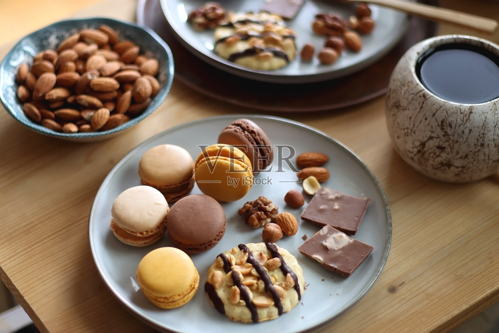 饼干，巧克力，咖啡和书照片摄影图片