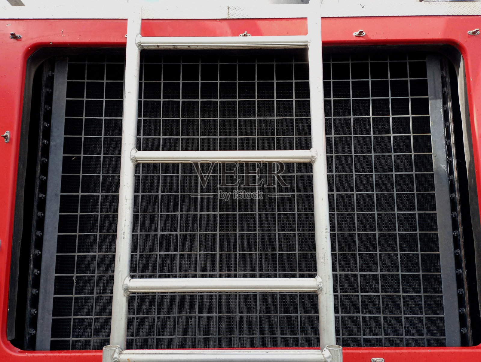 大卡车上的散热器格栅。发动机冷却元件使用液体。大型重型运输和汽车元件。照片摄影图片