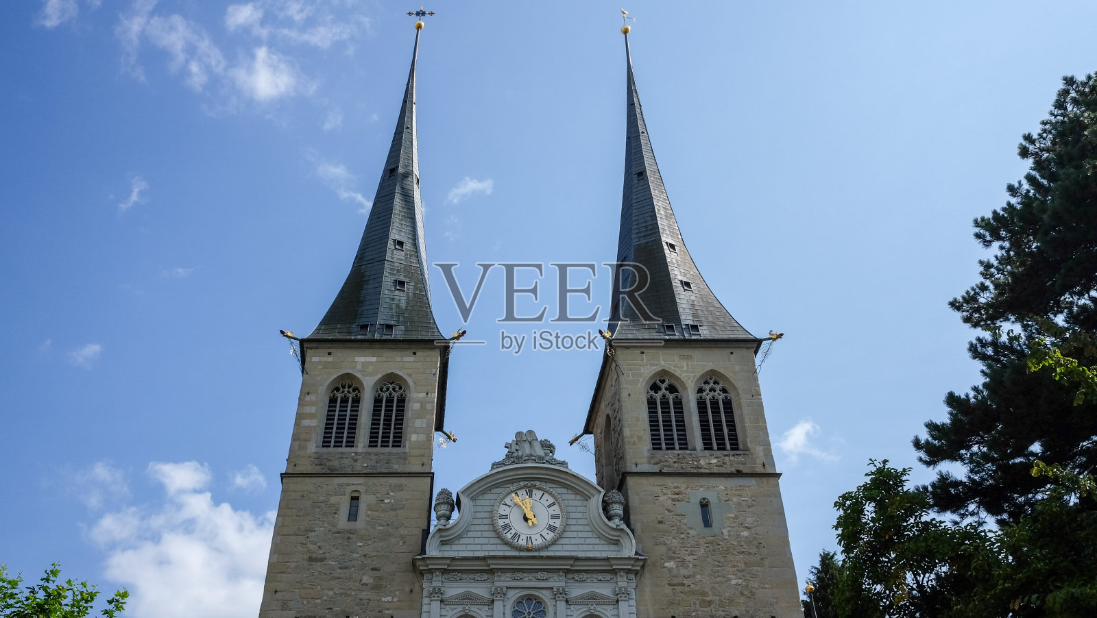 欧洲天空下的钟楼照片摄影图片