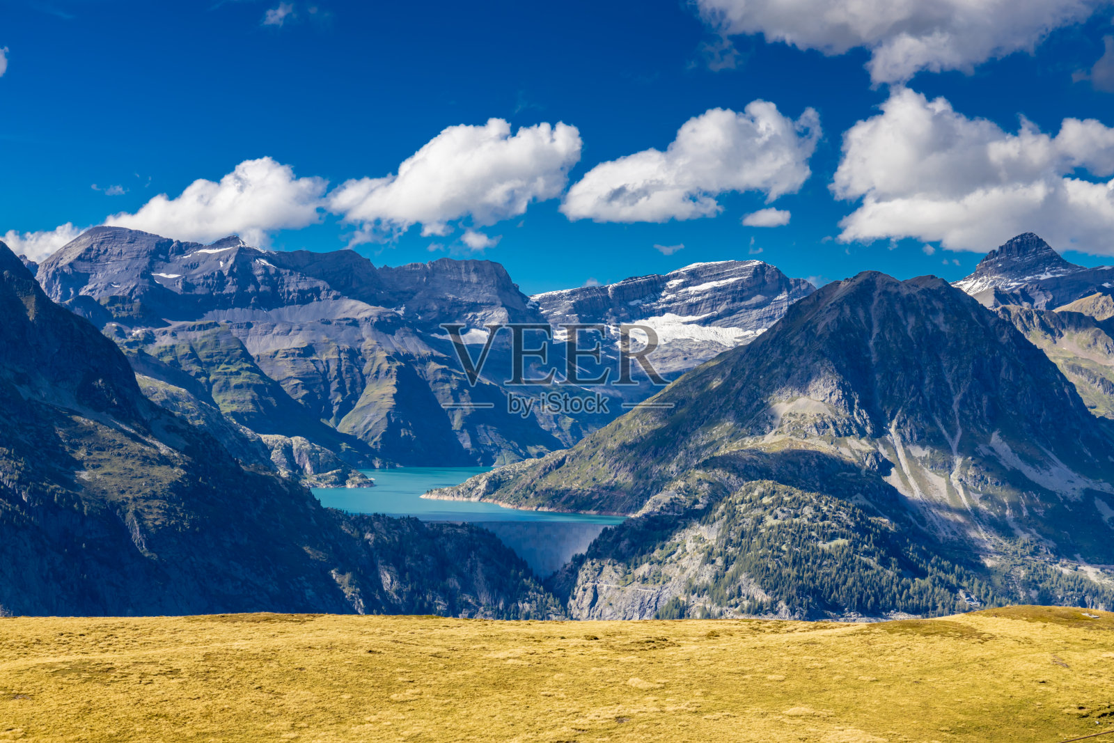 万宝龙之旅，TMB徒步旅行路线风景在意大利，瑞士和法国阿尔卑斯山夏蒙尼山谷在一个讨厌的阴天与云照片摄影图片