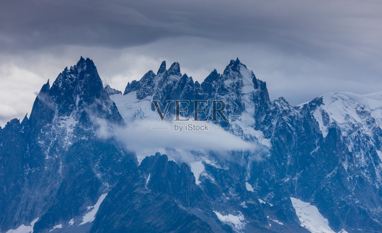 万宝龙之旅，TMB徒步旅行路线风景在意大利，瑞士和法国阿尔卑斯山夏蒙尼山谷在一个讨厌的阴天与云照片摄影图片