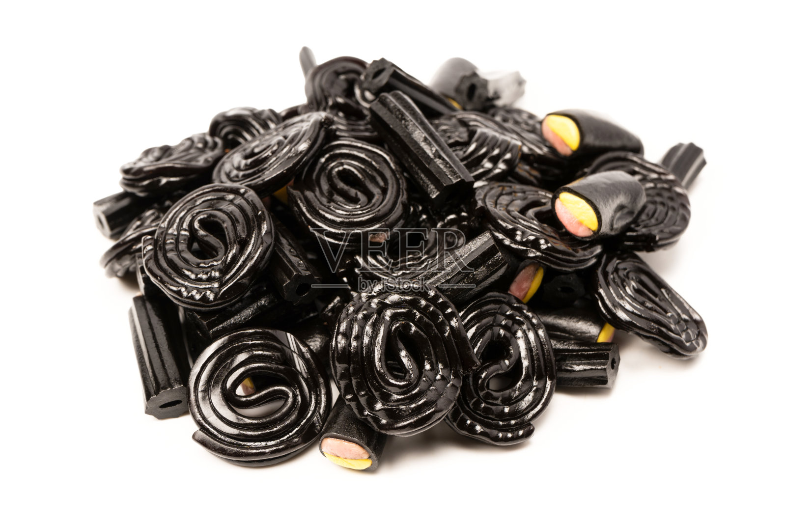 果冻八角糖孤立在一个白色的背景。黑色果冻糖果。美味的明胶糖果。照片摄影图片