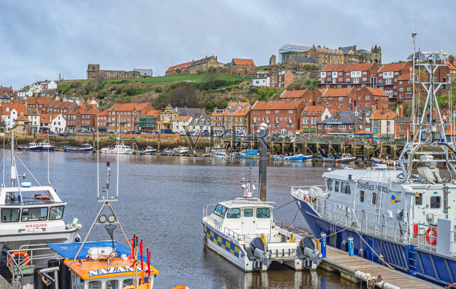 停泊在港口的船只。照片摄影图片