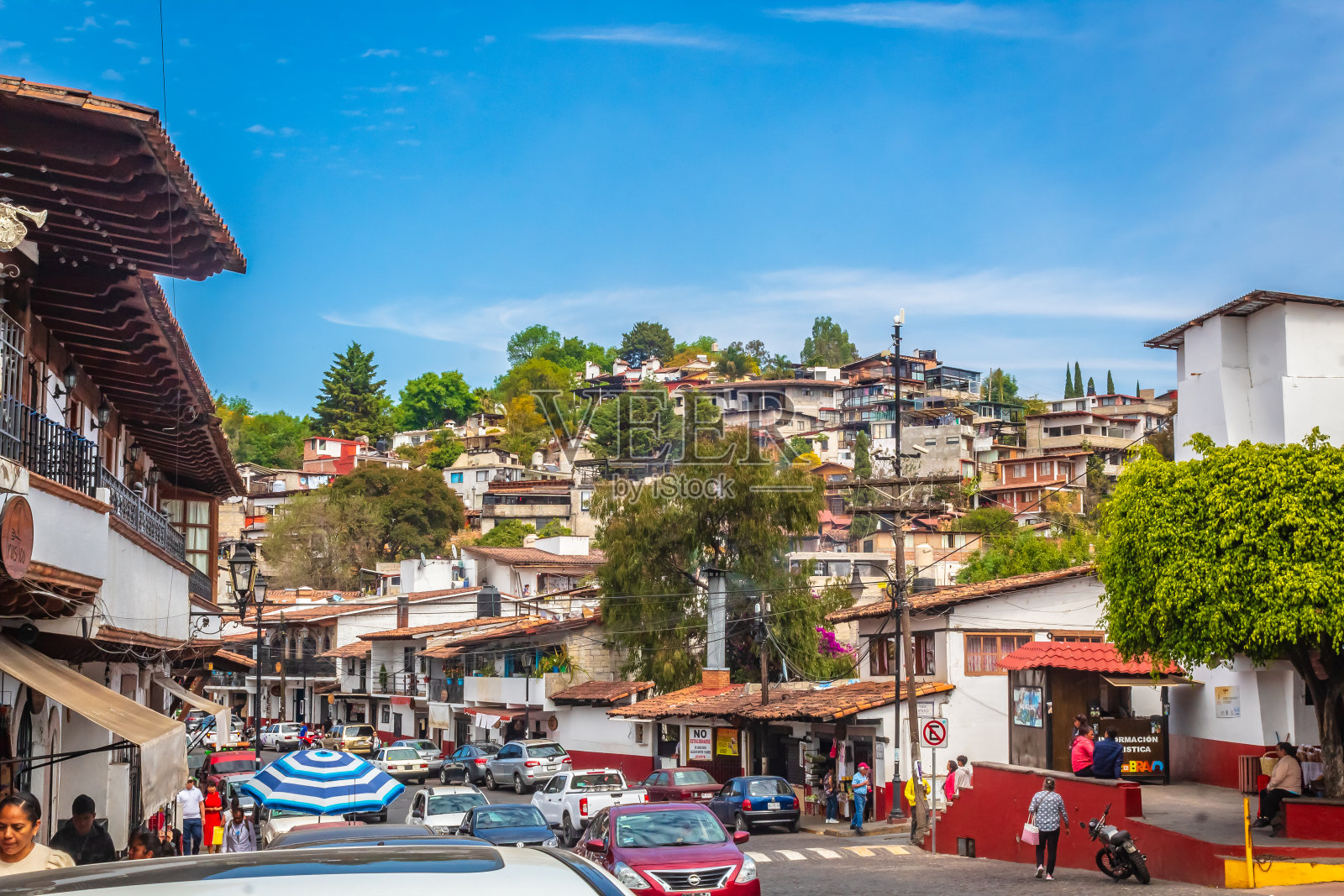 这个神奇的小镇位于墨西哥布拉沃山谷的中心，街道上有白色的房子照片摄影图片
