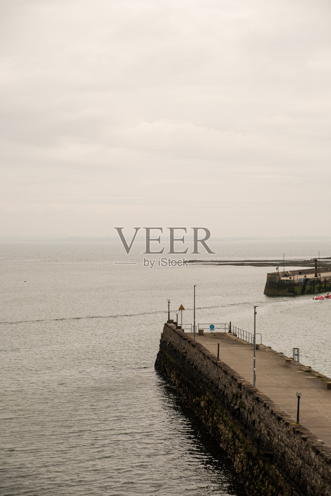 阴天的卡灵福德湖照片摄影图片