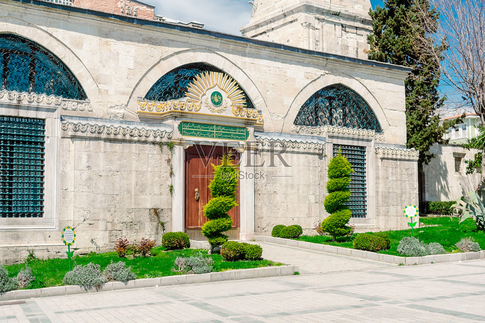 以蓝天为背景的圣索菲亚大教堂。照片摄影图片