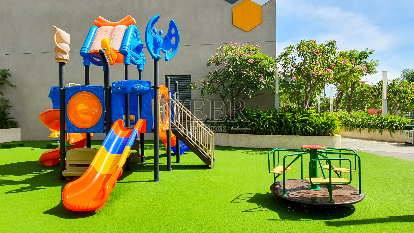 公园里的儿童游乐场。照片摄影图片