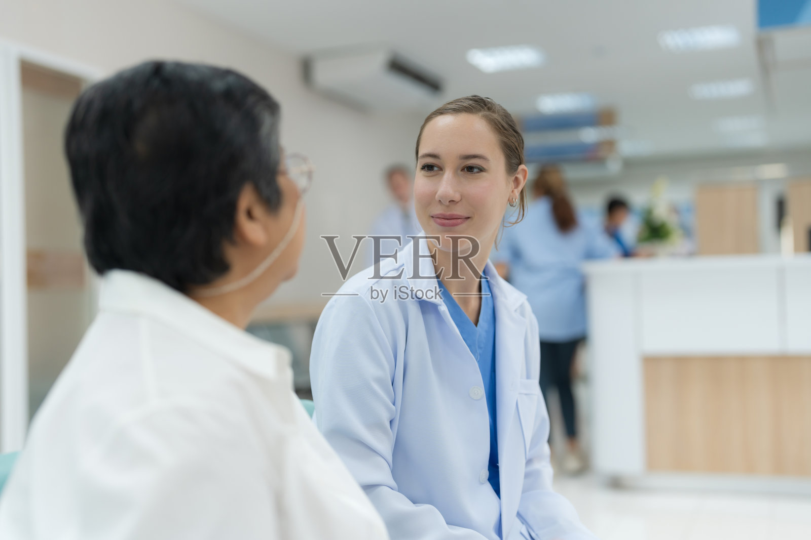 老年妇女体检讨论症状。照片摄影图片