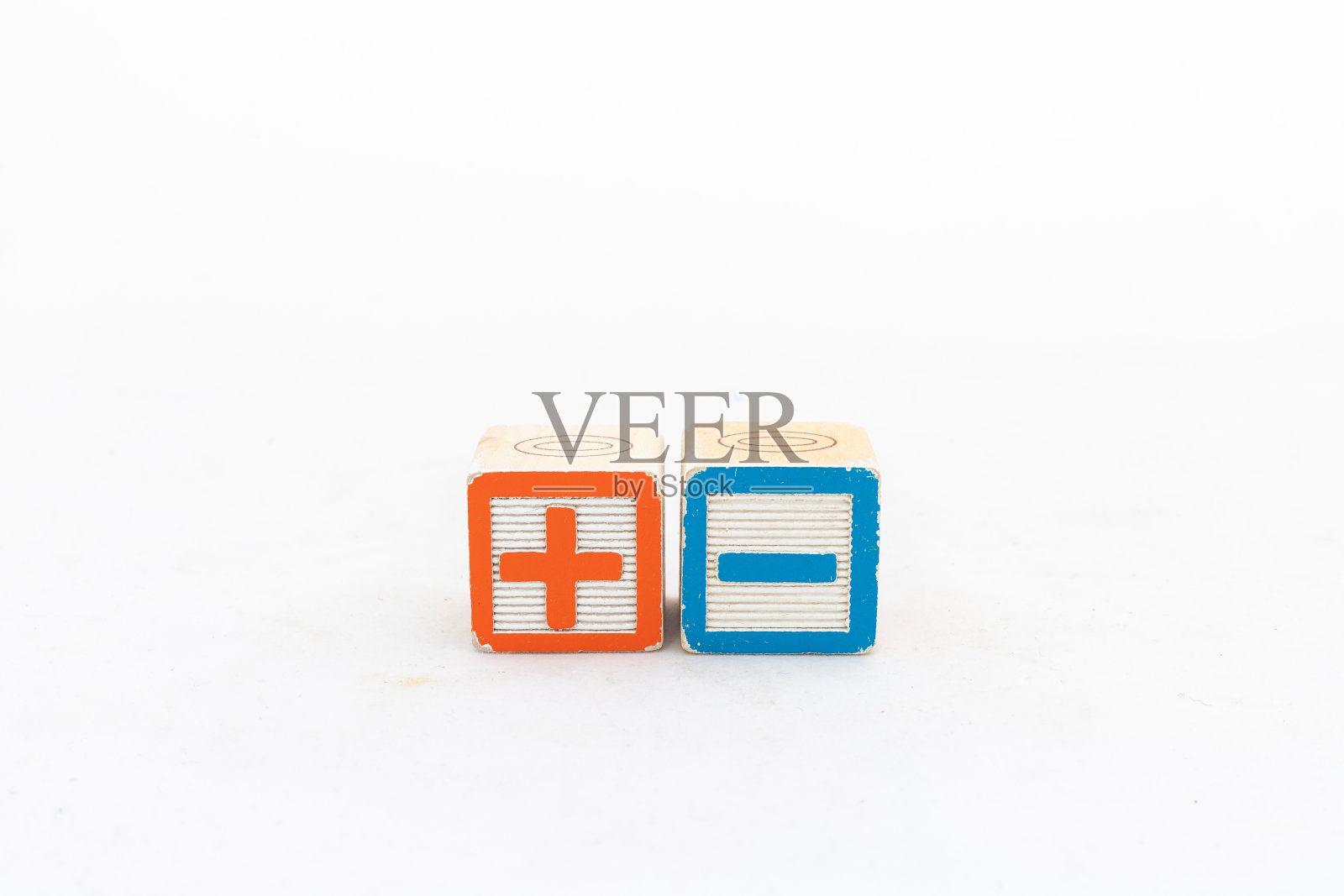 白色背景上的木块显示正负号照片摄影图片