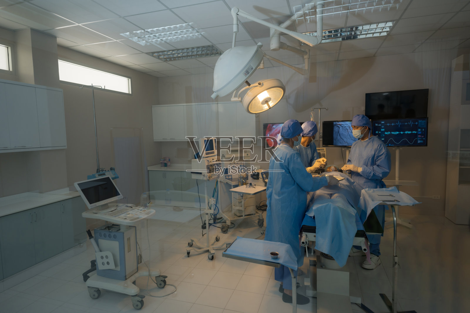 医生，护士正在给病人做手术。照片摄影图片