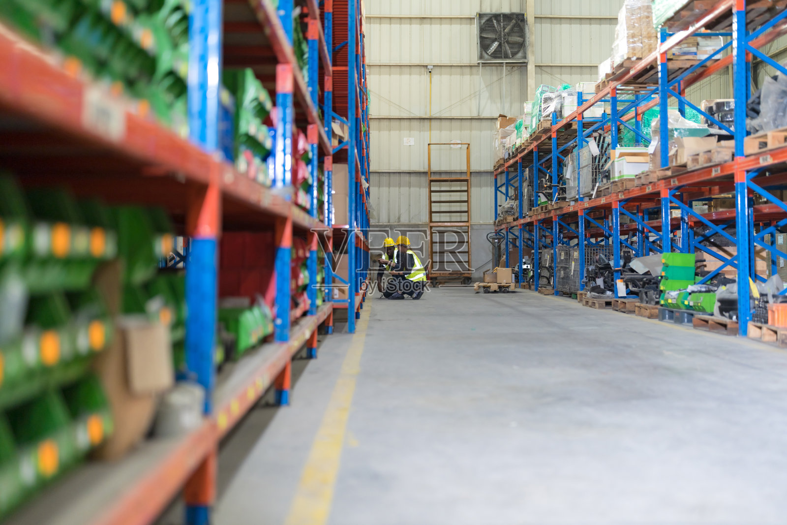 仓库工人和经理检查库存。照片摄影图片