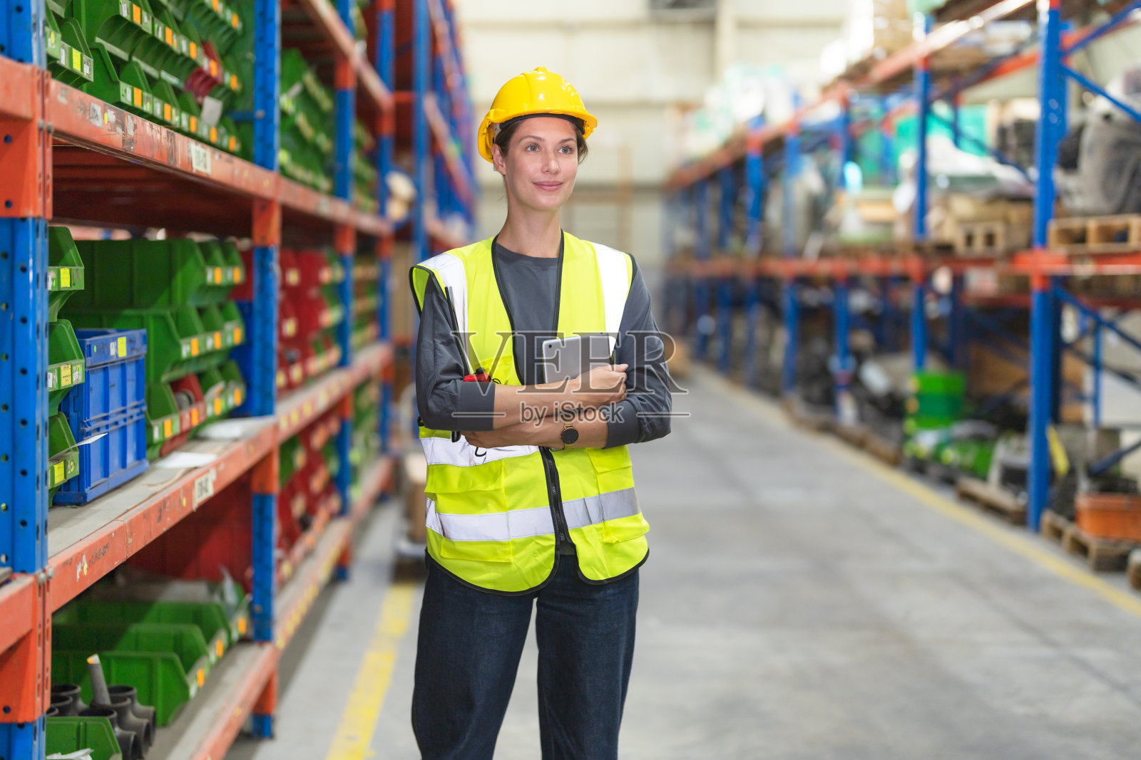 女员工检查产品。照片摄影图片