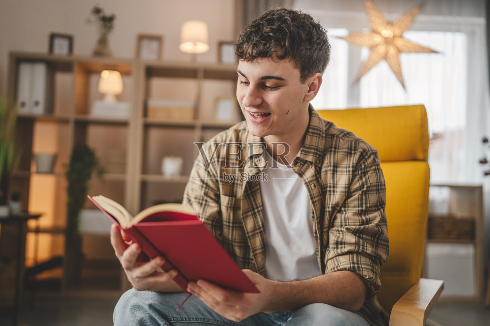 年轻男子白种少年在家读书学习教育理念照片摄影图片