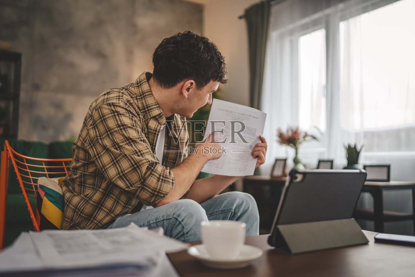 男子用数码平板显示文件、信件、文件，在家视频通话照片摄影图片