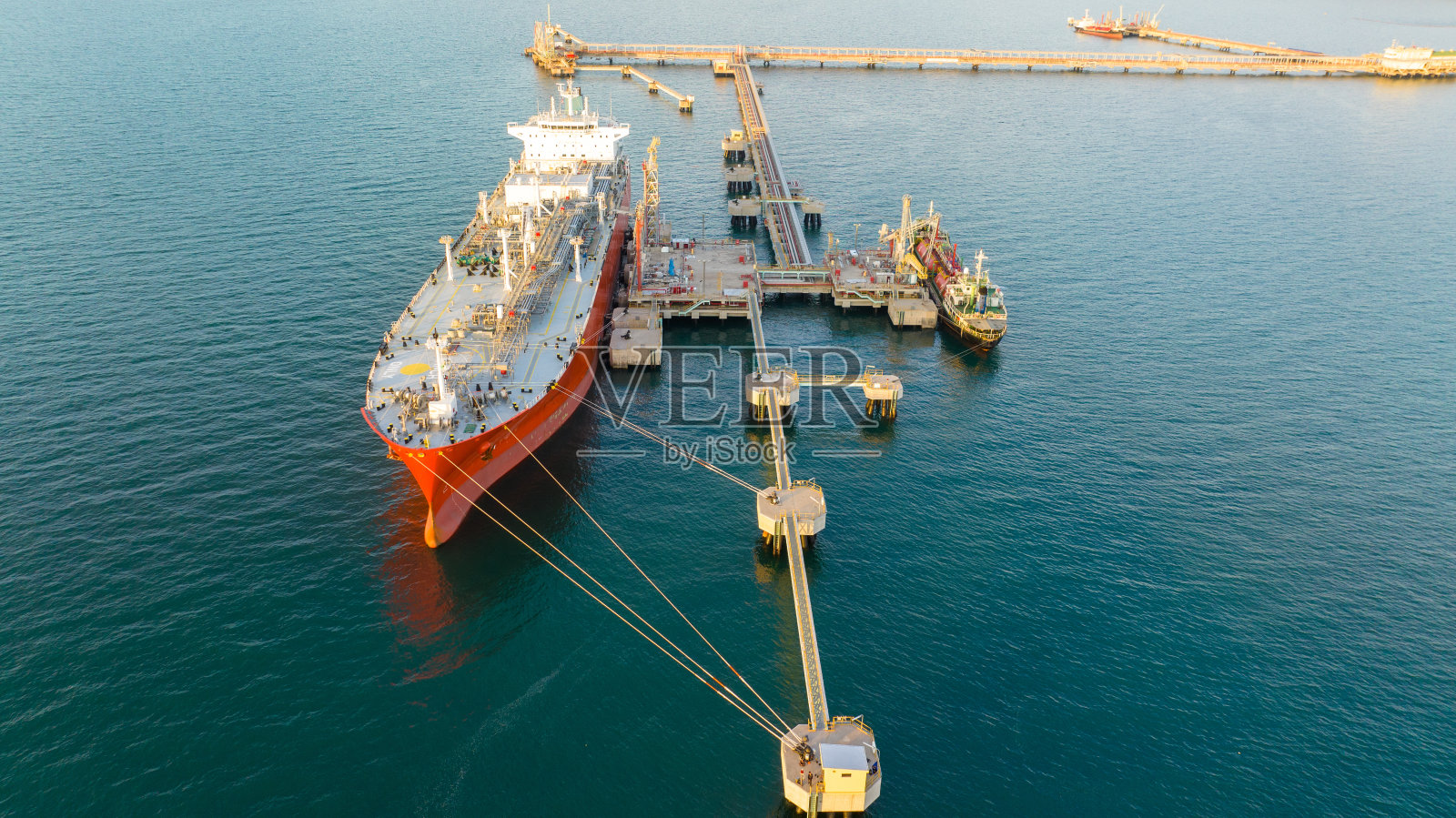 油船。红色的油轮在大海中航行。石油船舶运输进出口燃料能源跨越红海。船舶向海关运输气体照片摄影图片