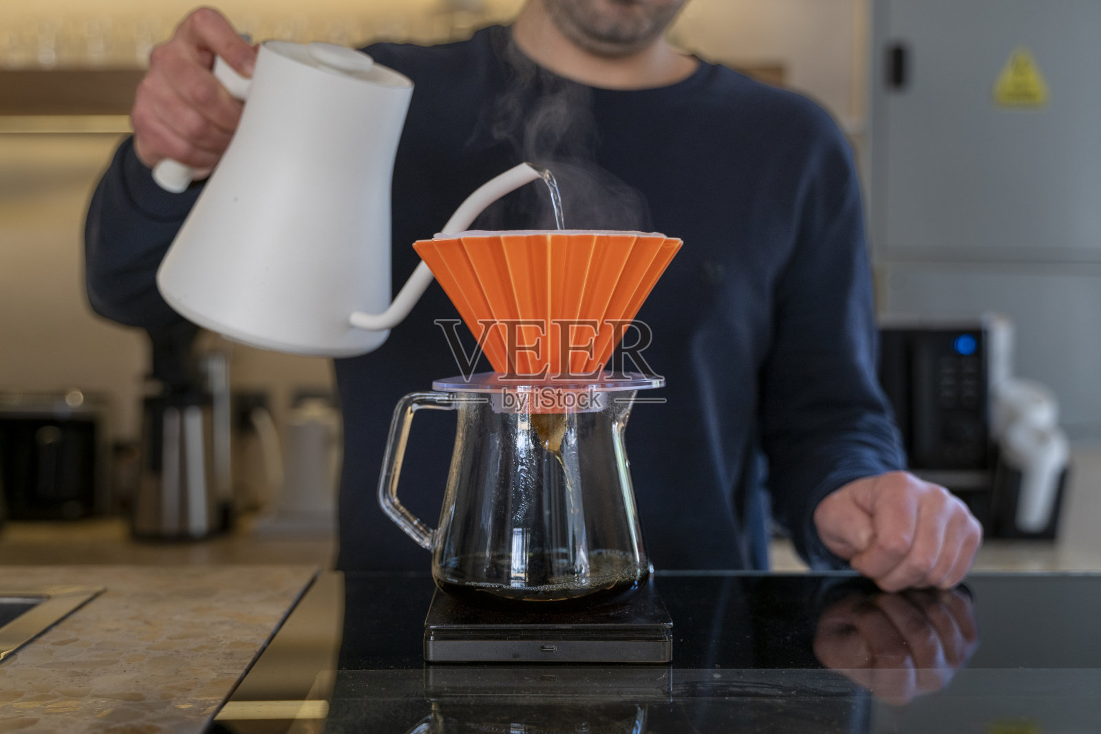 用v60设备冲泡咖啡照片摄影图片