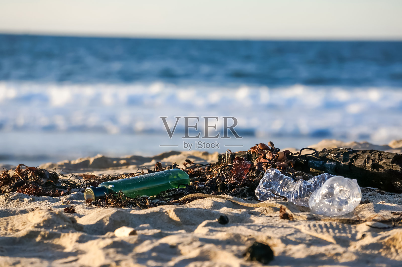 海滩上的塑料瓶照片摄影图片