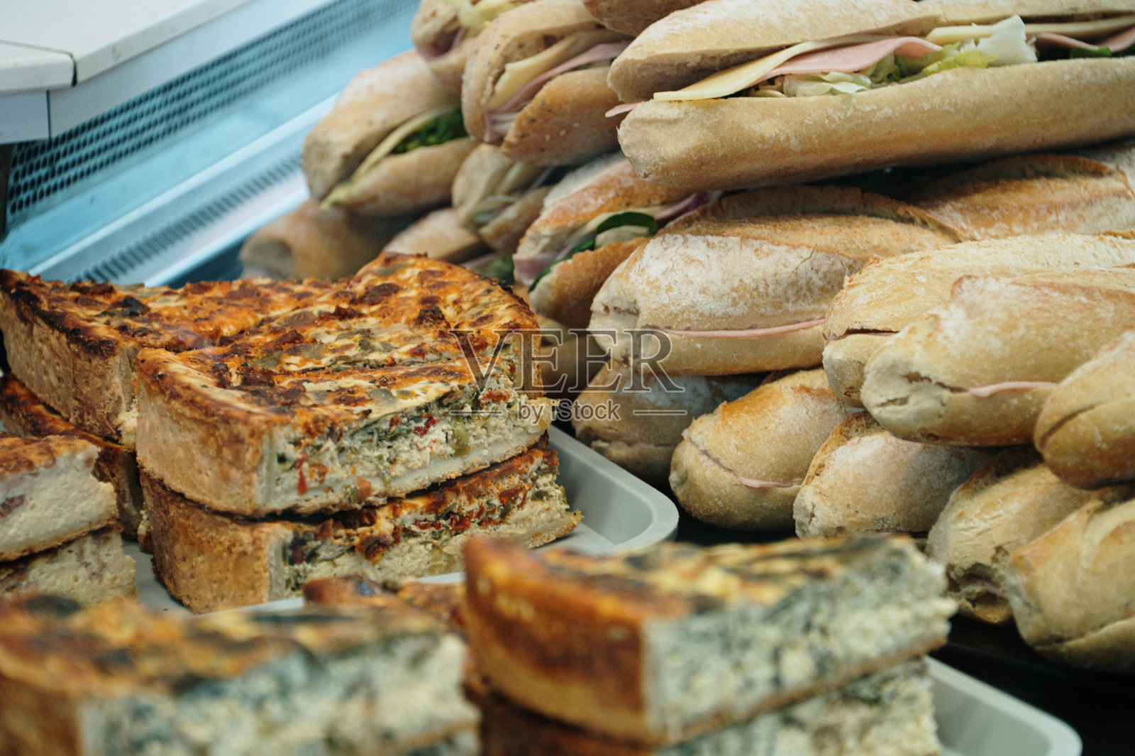 法棍面包和乳蛋饼照片摄影图片