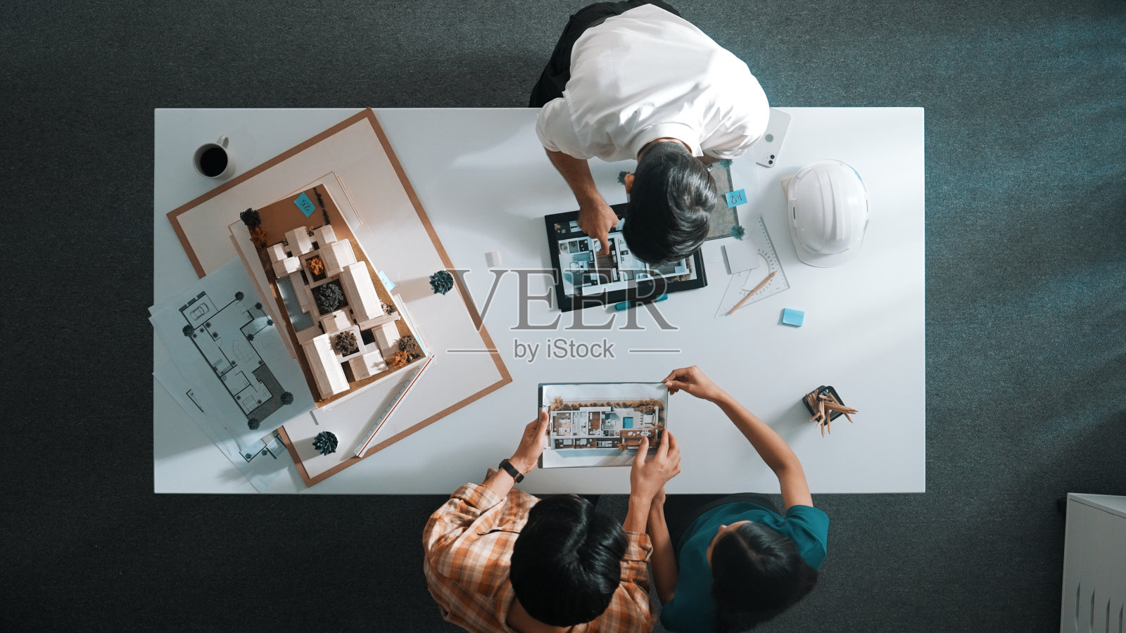 俯视图的工程师看平板电脑和规划建筑设计。营养。照片摄影图片