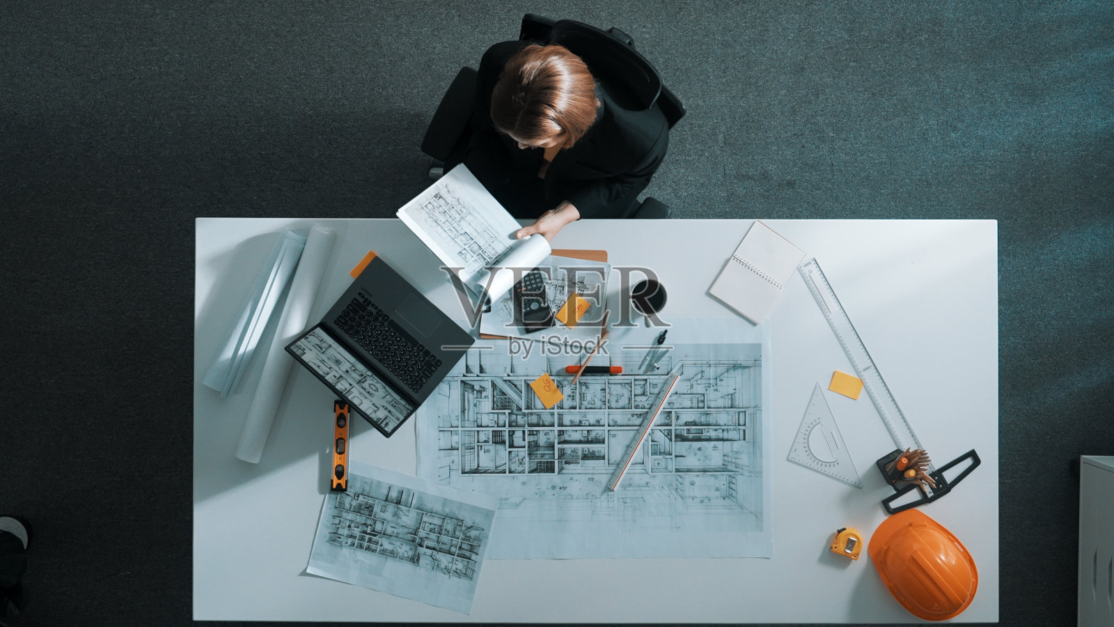 聪明的经理工作和使用计算器计算蓝图。营养。照片摄影图片