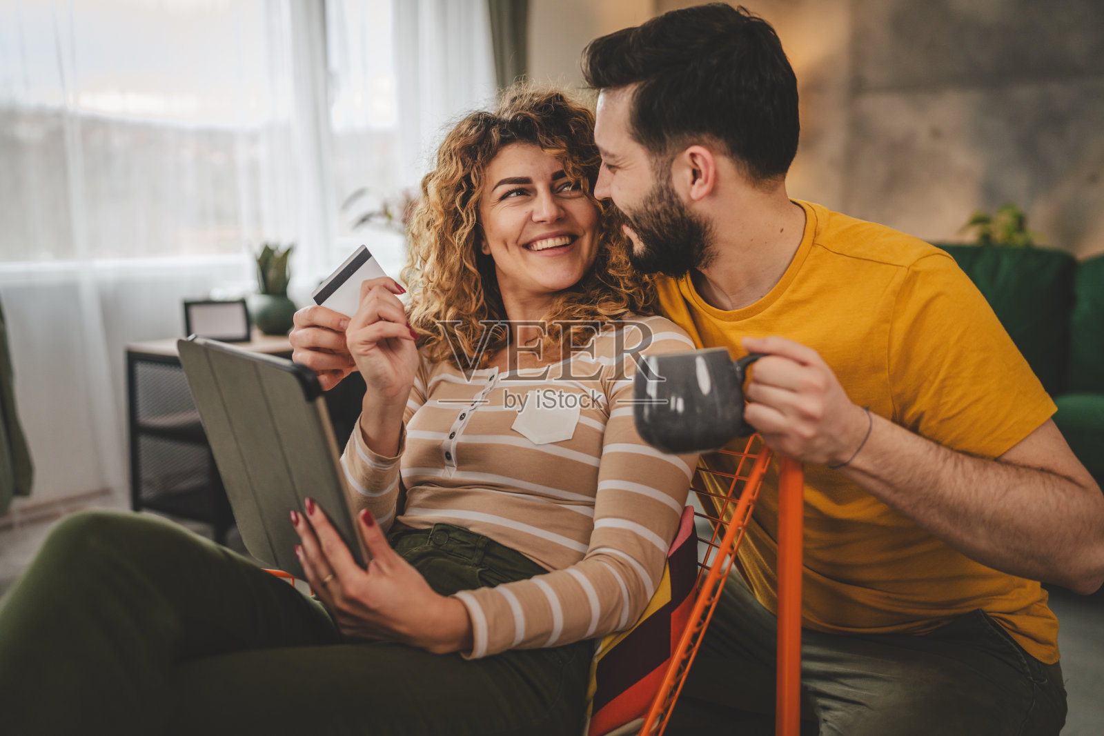 成年幸福夫妻男女在网上购物时持有信用卡照片摄影图片