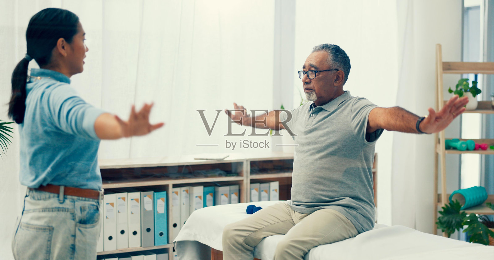 老年护理、老人伸展或理疗师、运动保健护理等方面的帮助。理疗，康复和退休，健身教练护理和老年患者的活动能力训练照片摄影图片