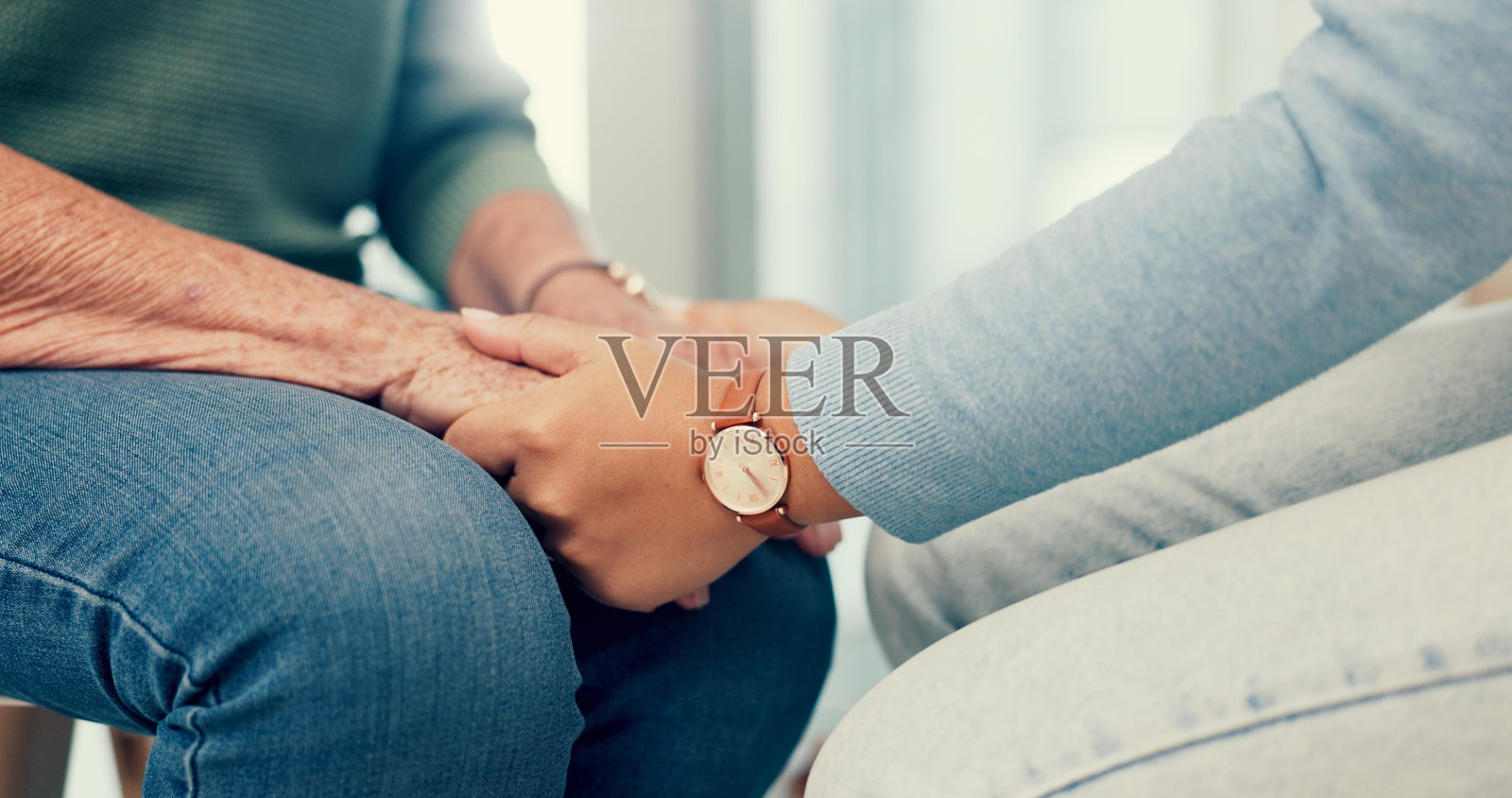 关爱：老年人手牵手互相安慰，互相关怀照片摄影图片