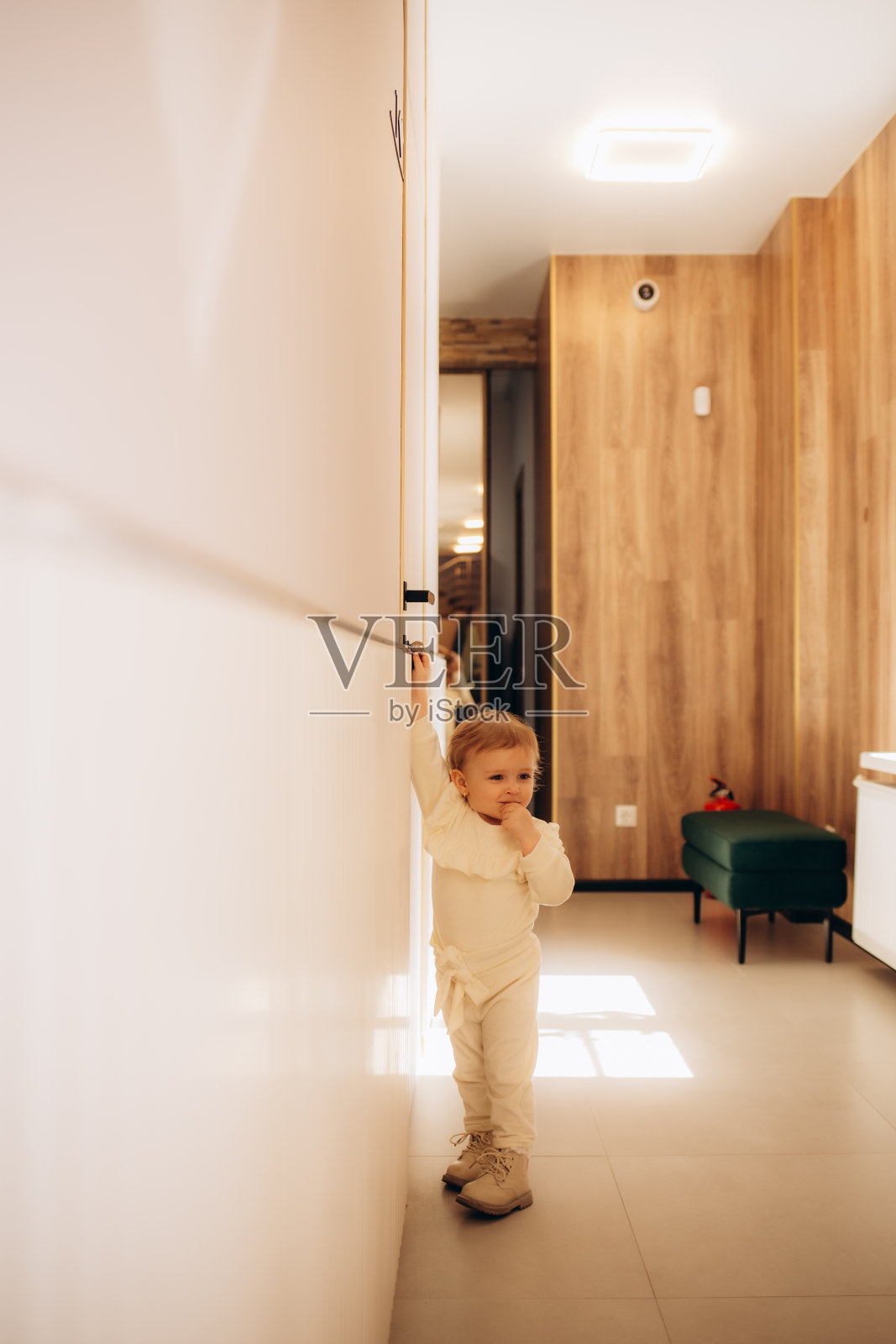 小女孩站在医院走廊的门口照片摄影图片