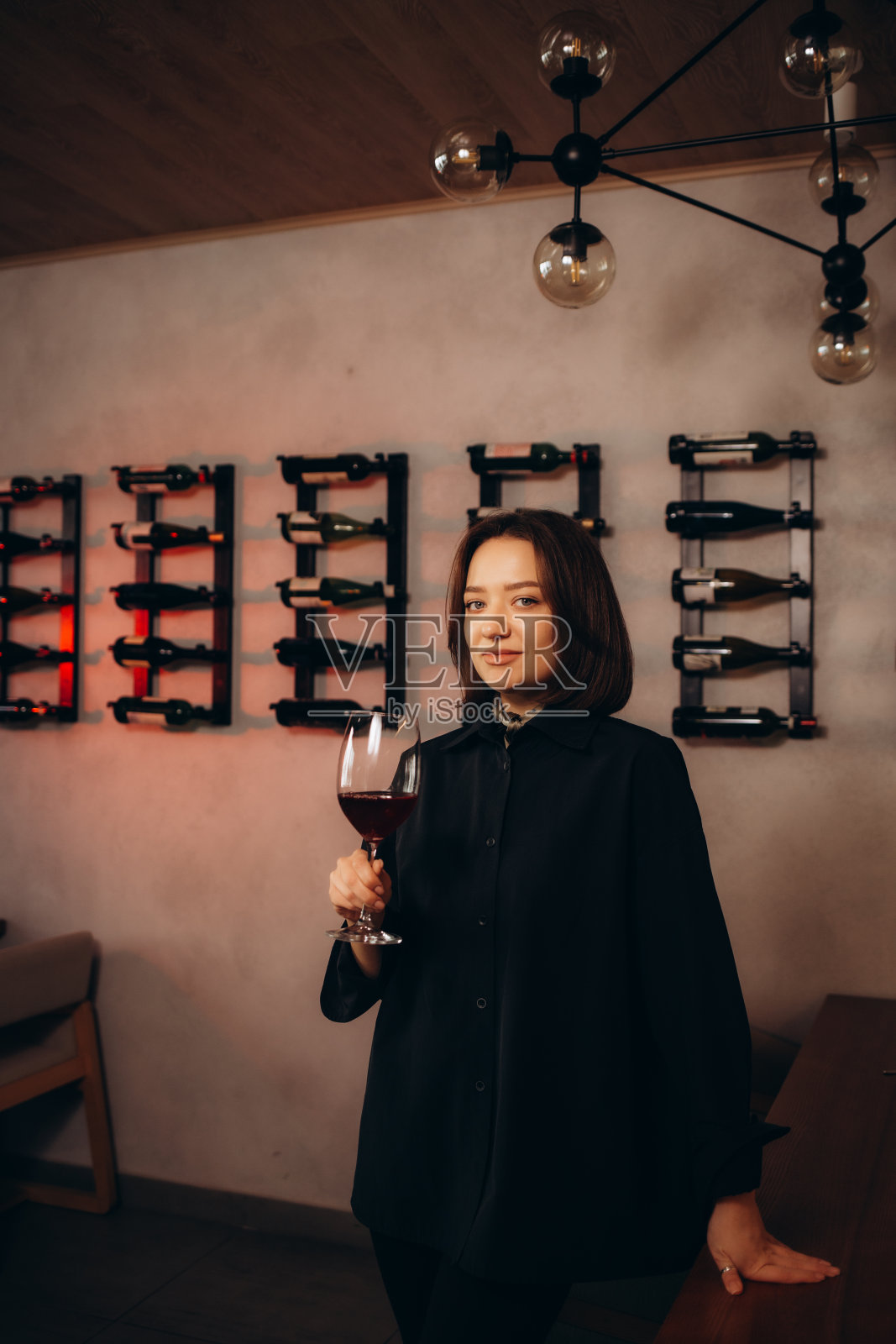 女侍酒师品酒照片摄影图片