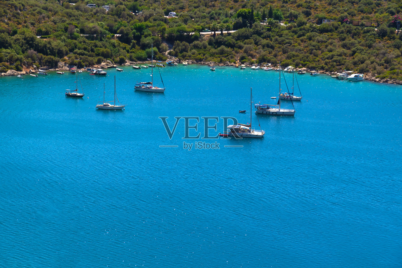 美丽的令人难以置信的景观与大海，游艇，船只的背景下，土耳其地中海海岸在一个阳光明媚的日子，卡斯。照片摄影图片