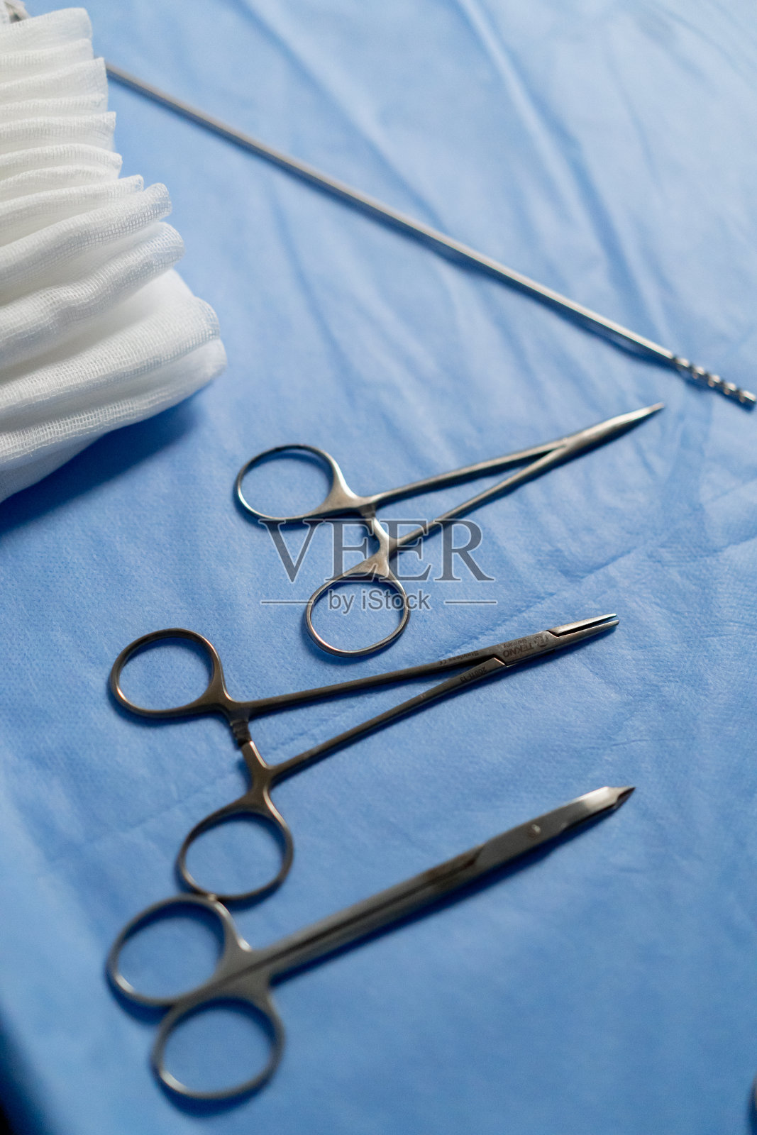 手术室的特写(上图):手术床头柜上摆放着器械照片摄影图片