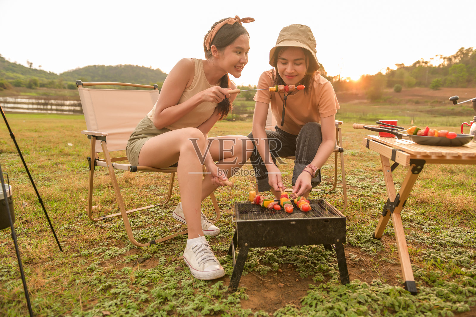 年轻漂亮的亚洲女人喜欢野营照片摄影图片