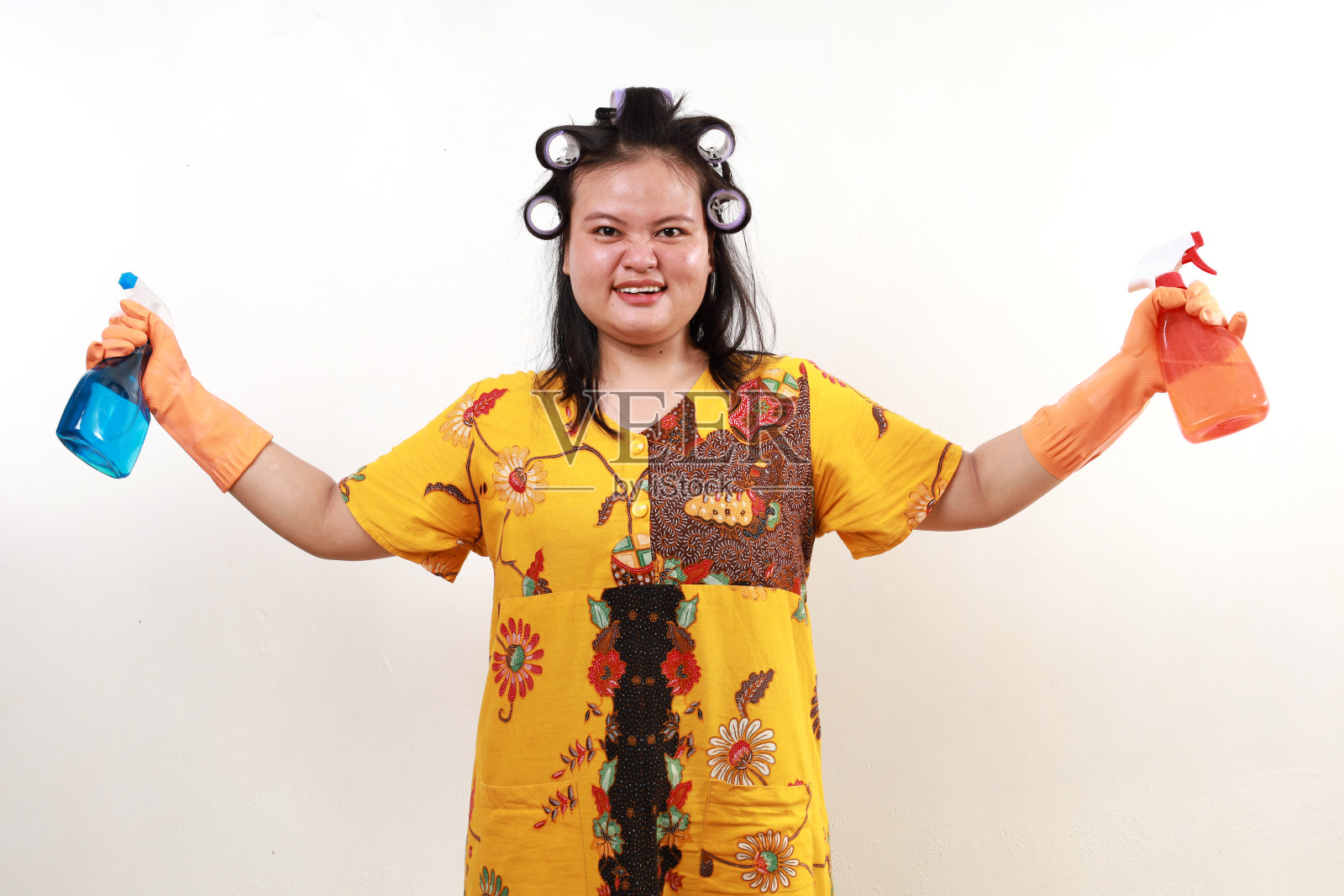 手持清洗液站立的亚洲家庭主妇照片摄影图片