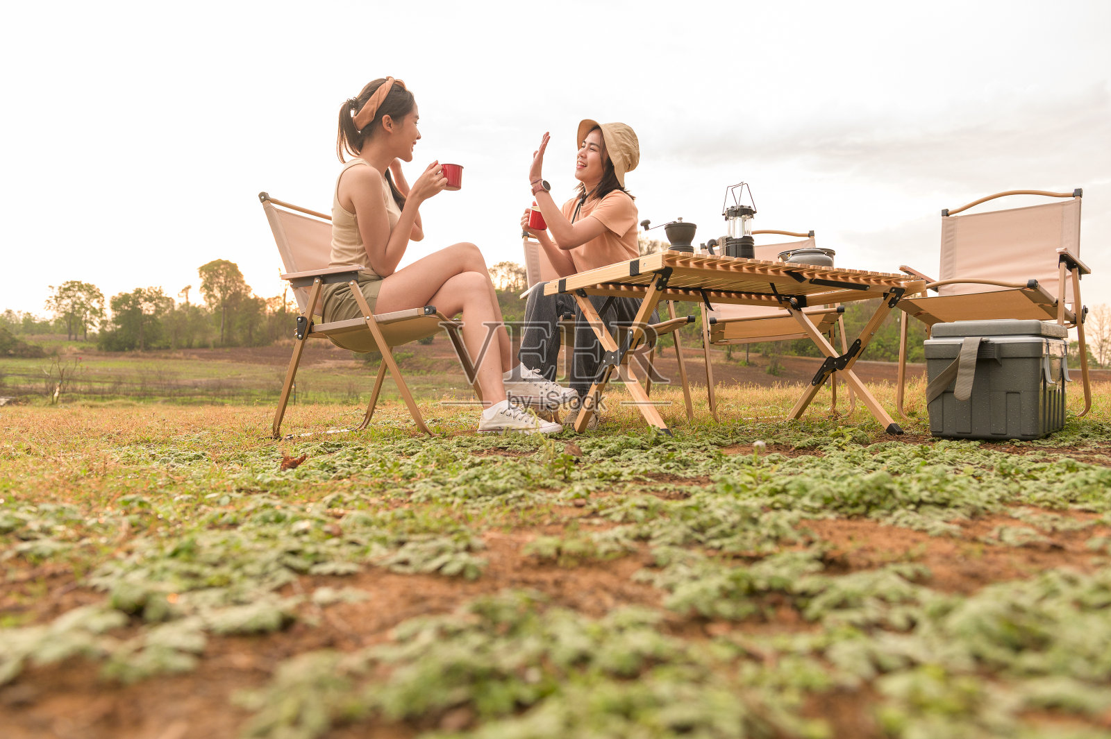 年轻漂亮的亚洲女人喜欢野营照片摄影图片