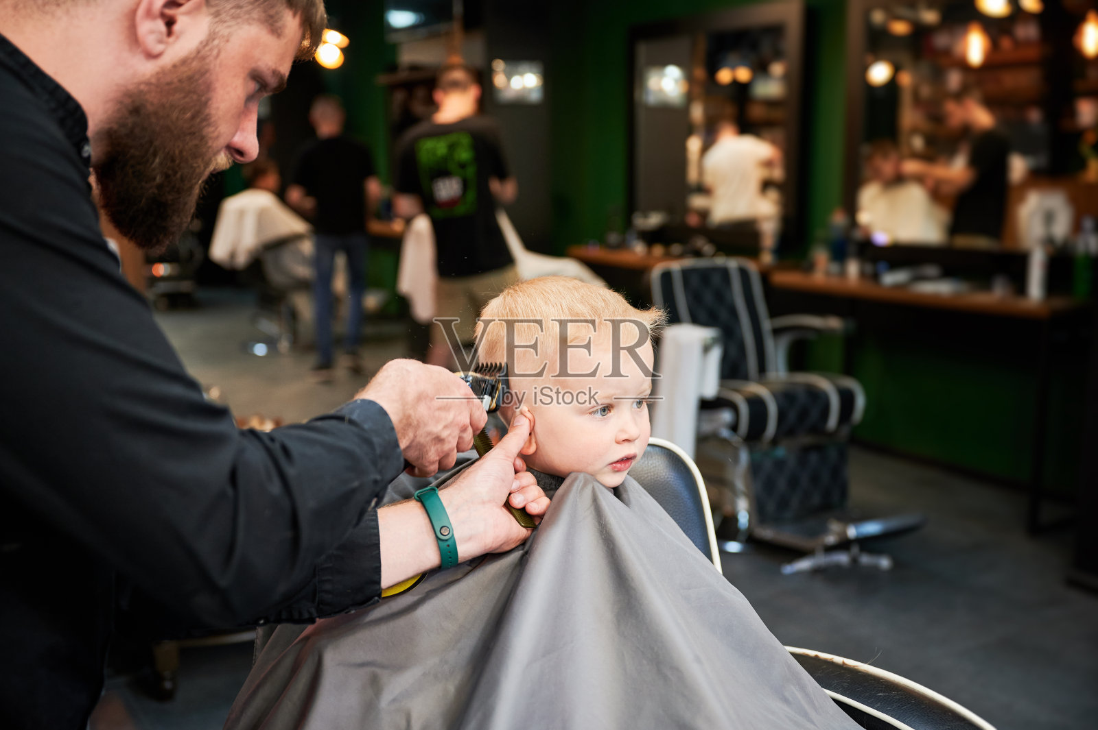 理发师用梳子和剃须刀剪头发。照片摄影图片