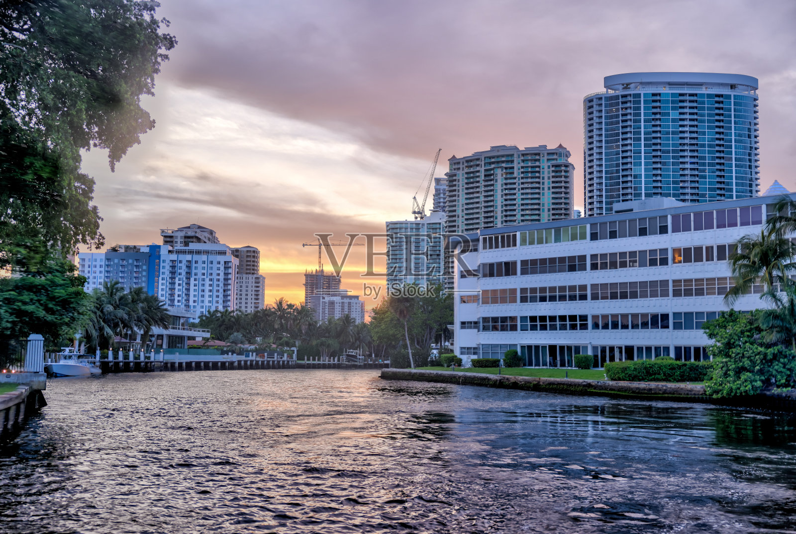 沿着佛罗里达州劳德代尔堡运河的水景欣赏日落照片摄影图片