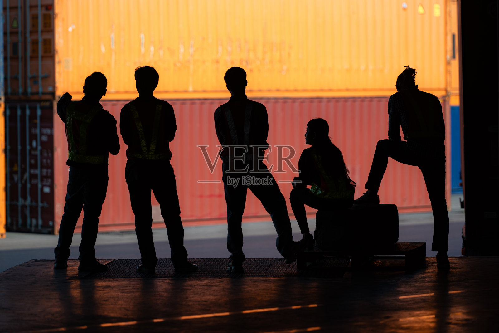 一群仓库员工在工作时舒适地休息，廓形概念。照片摄影图片