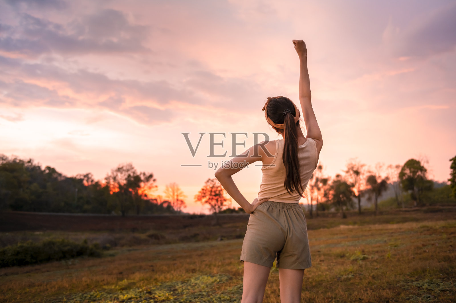 金色夕阳背景下的剪影女人，在她的生活中感到幸福成功照片摄影图片