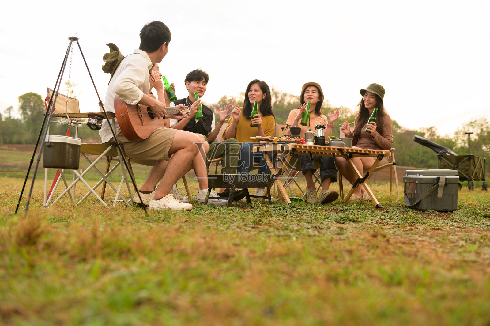 一群亚洲年轻人喜欢在自然的露营地露营照片摄影图片