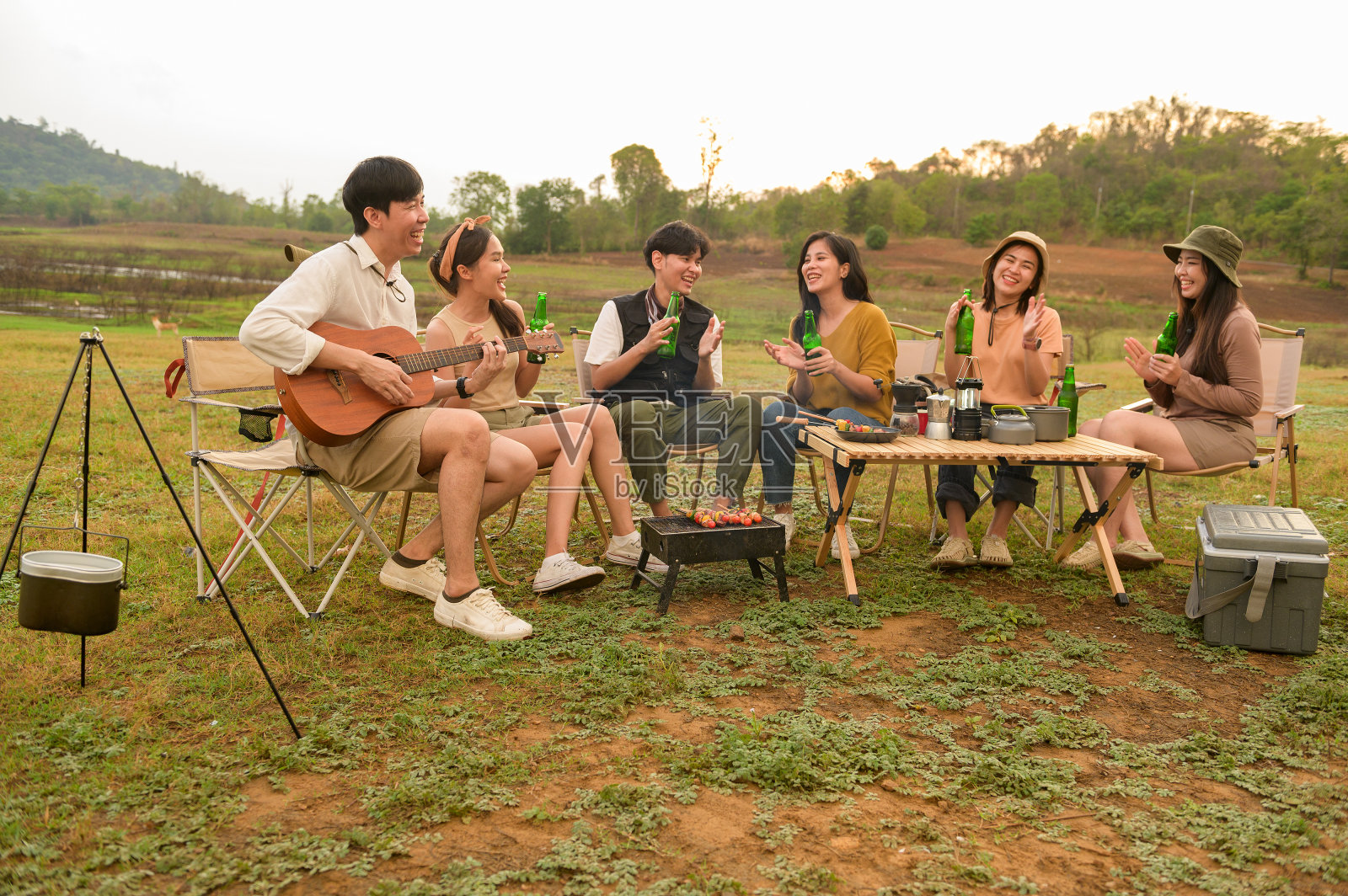 一群亚洲年轻人喜欢在自然的露营地露营照片摄影图片