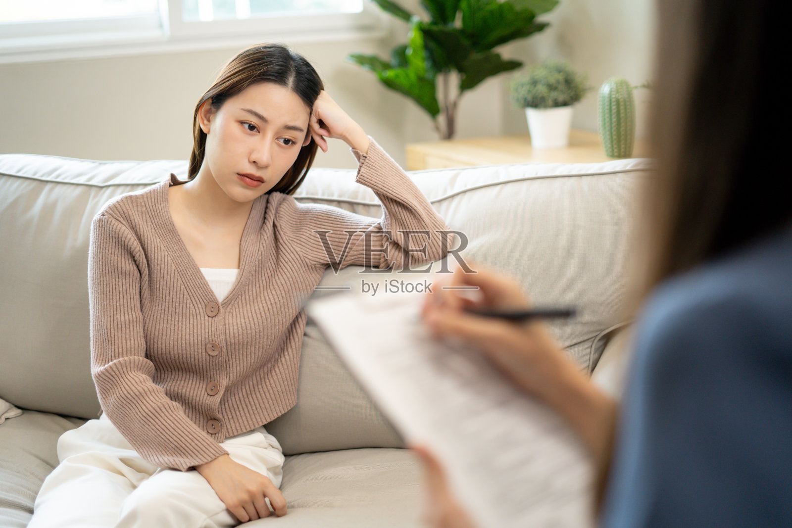 有精神健康问题的女人正在咨询，精神科医生正在记录患者的病情以便治疗，鼓励、爱和家庭问题，双相情感障碍，抑郁症患者，防止自杀照片摄影图片