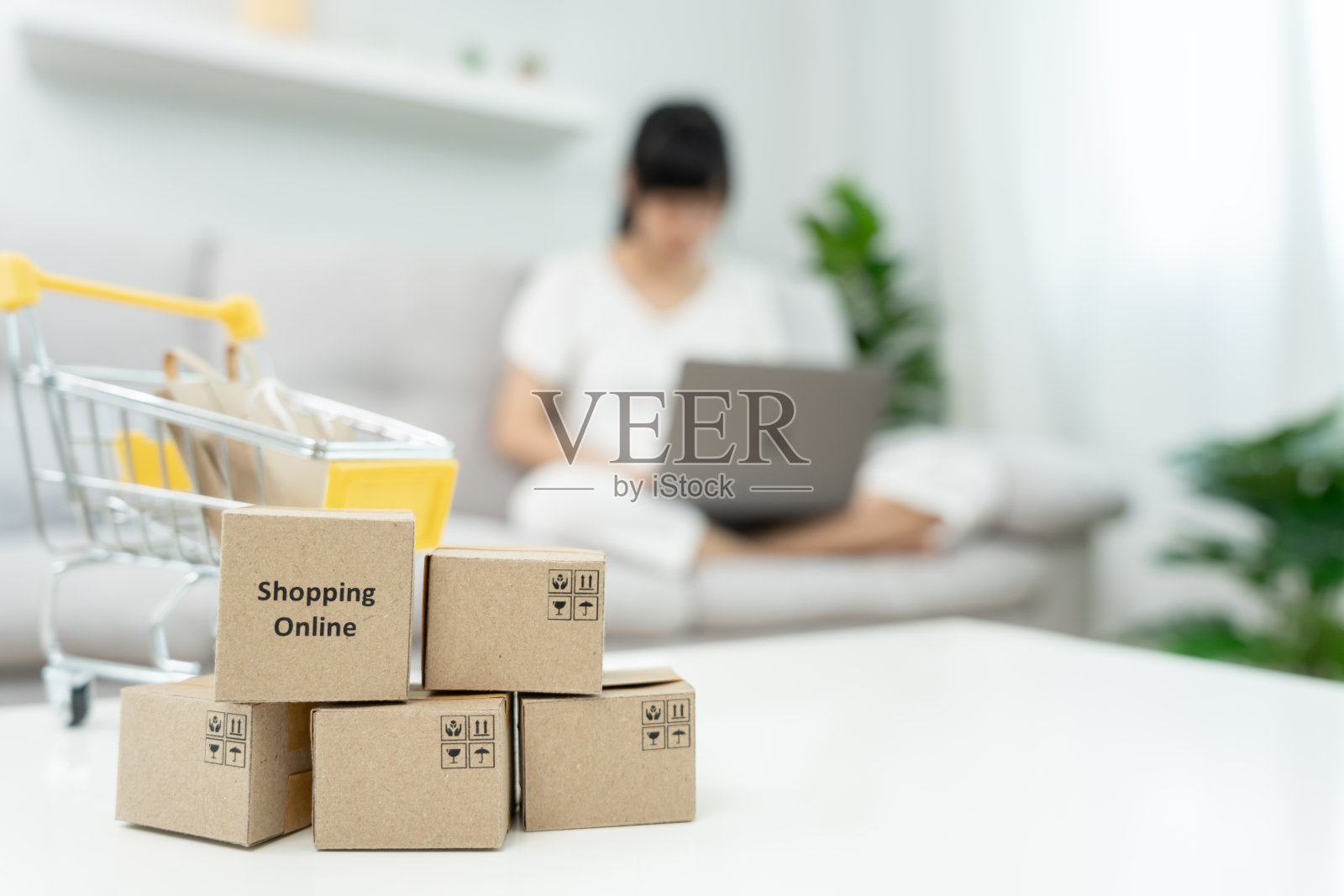 妇女在家用电脑上网购物。呆在家里，科技，电子商务，互联网，市场，期末或夏季或大销售，付款，信用折扣，报价，低价照片摄影图片