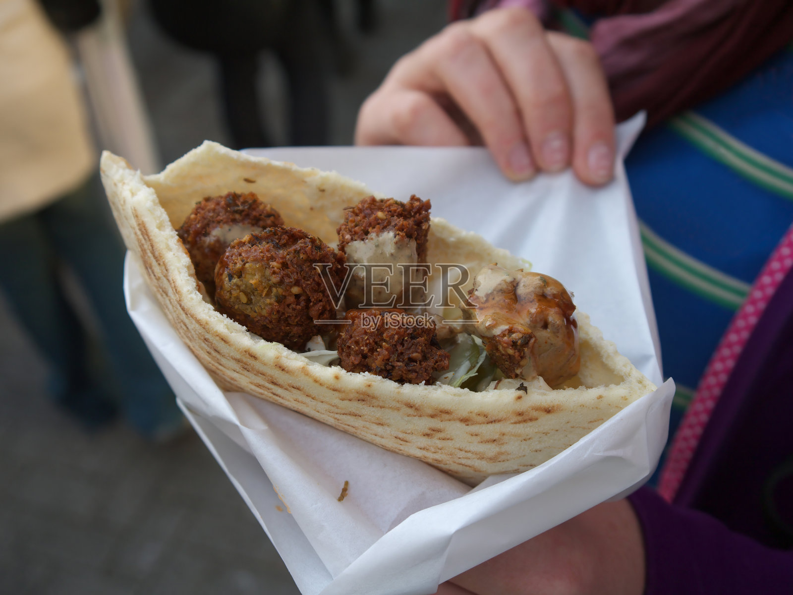 刚做的皮塔饼沙拉三明治照片摄影图片