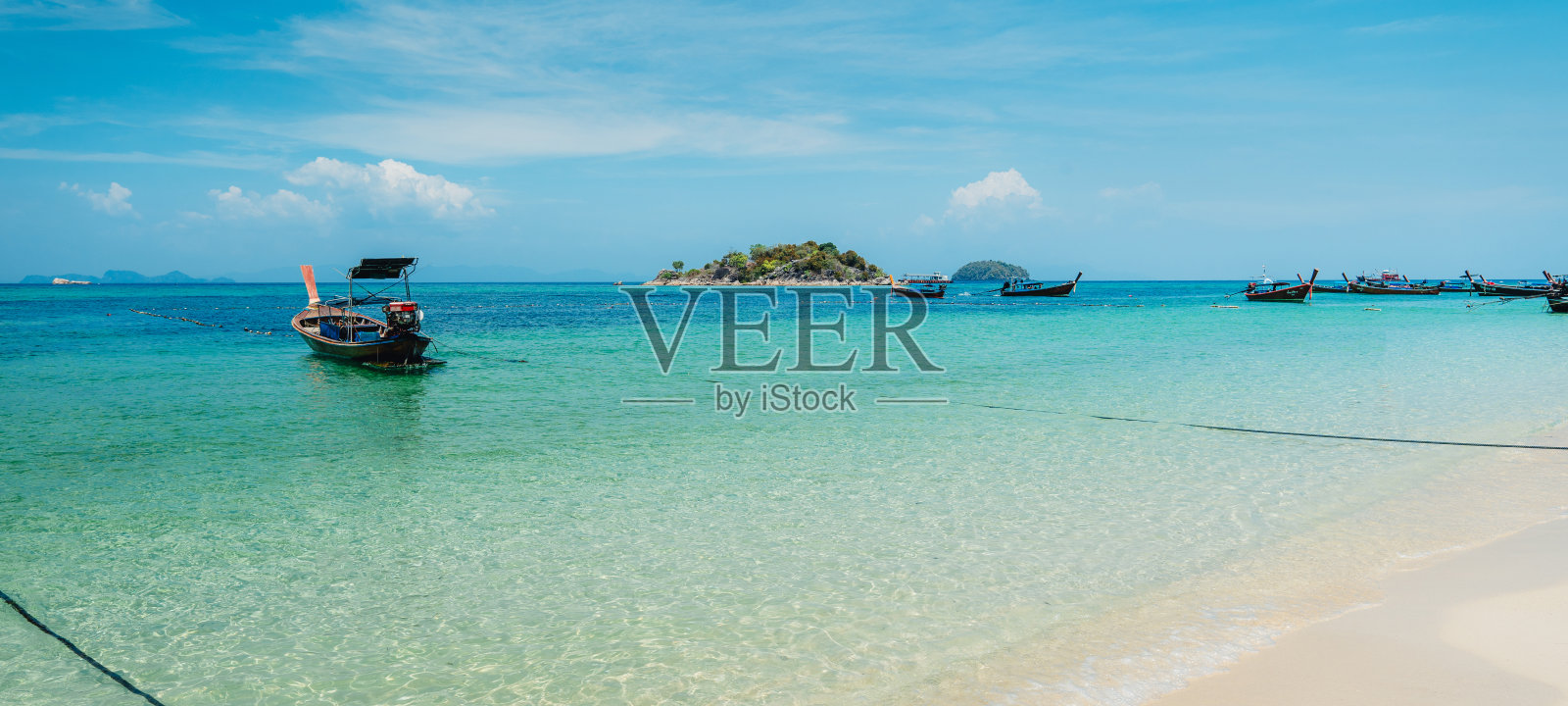 夏季和假期的海滩和清澈的蓝色海水照片摄影图片