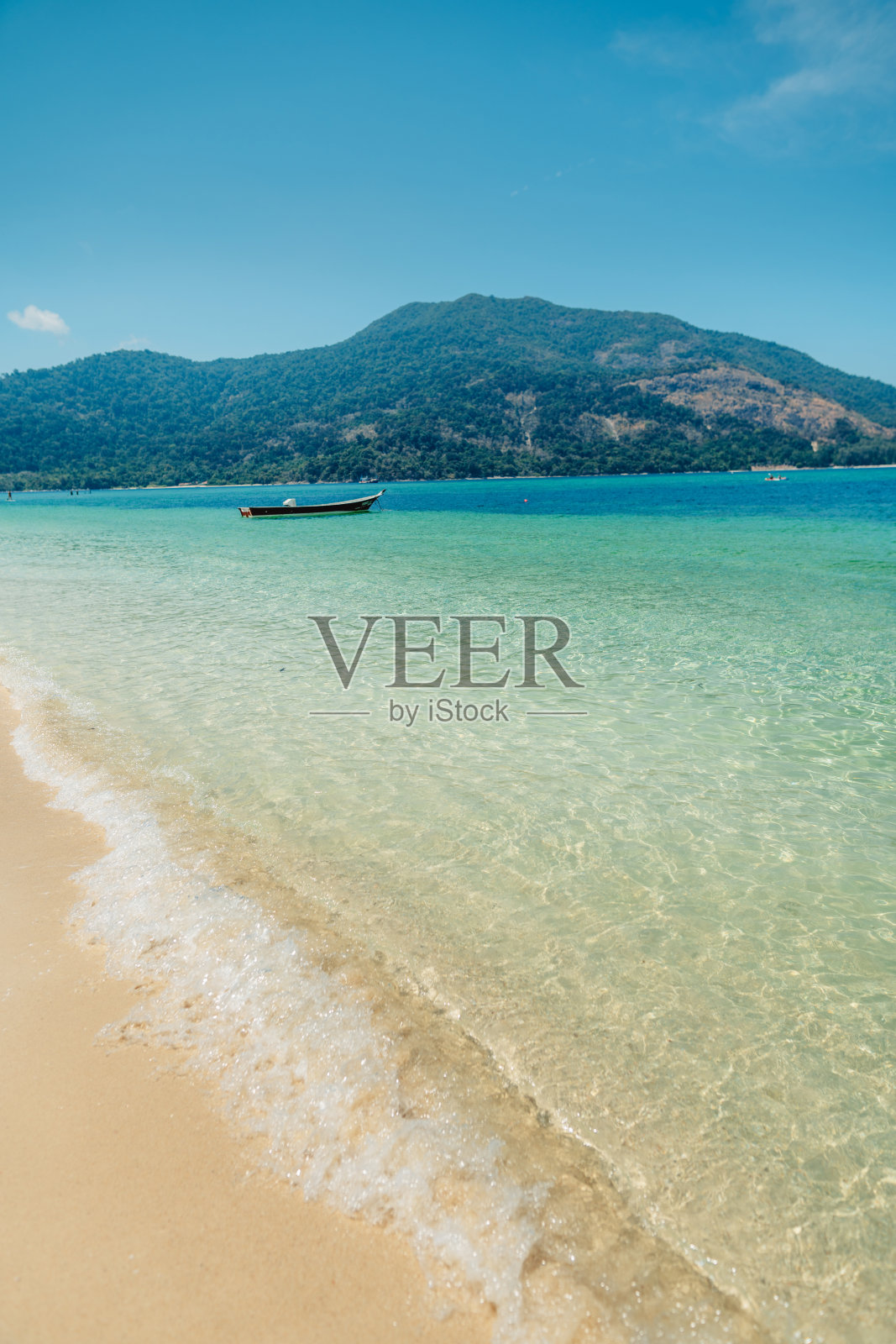 夏季和假期的海滩和清澈的蓝色海水照片摄影图片